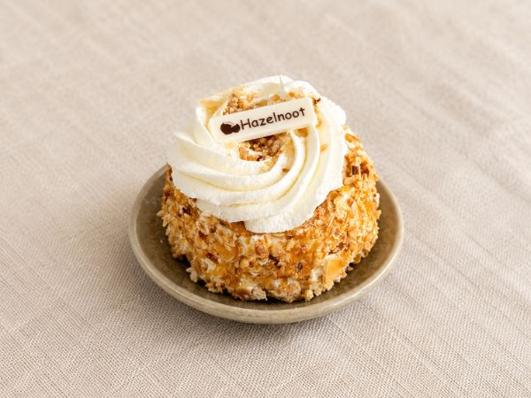 Hazelnootslagroomgebakje